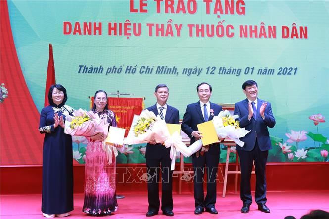 Trong ảnh: Phó Chủ tịch nước Đặng Thị Ngọc Thịnh tặng hoa cho các cá nhân đạt danh hiệu Thầy thuốc nhân dân. Ảnh: Đinh Hằng - TTXVN         