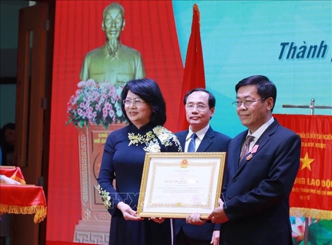 Trong ảnh: Phó Chủ tịch nước Đặng Thị Ngọc Thịnh trao tặng Huân chương Lao động hạng Nhì cho Giáo sư, Tiến sỹ Trần Thiện Trung, Nguyên Trưởng Khoa Điều dưỡng và Kỹ thuật y học, Trường Đại học Y dược Thành phố Hồ Chí Minh. Ảnh: Đinh Hằng - TTXVN         