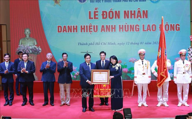 Trong ảnh: Phó Chủ tịch nước Đặng Thị Ngọc Thịnh trao tặng danh hiệu Anh hùng Lao động thời kỳ đổi mới cho Trường Đại học Y dược Thành phố Hồ Chí Minh. Ảnh: Đinh Hằng - TTXVN        