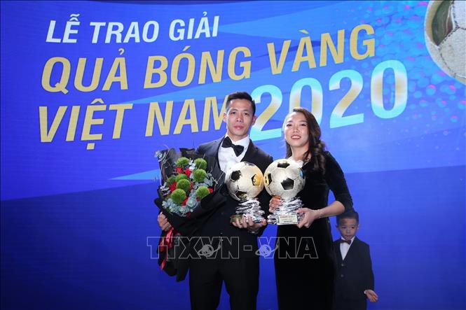 Photo: Forward and captain Nguyen Van Quyet and striker Cu Thi Huynh Nhu at the award ceremony. VNA Photo: Thanh Vũ