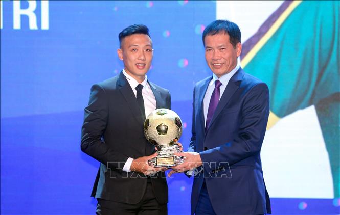 Photo: The Golden Ball Award in futsal goes to Nguyen Minh Tri of Thai Son Nam FC, which triumphed at both the 2020 National Futsal Championship and the National Futsal Cup. VNA Photo: Thanh Vũ