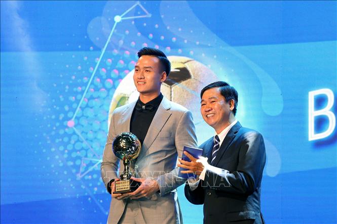 Photo: Hanoi FC’s Bui Hoang Viet Anh is named the best young male player of the year. VNA Photo: Thanh Vũ