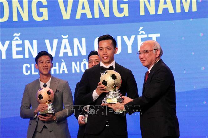 Photo: Forward and captain Nguyen Van Quyet wins the men’s Golden Ball award for player of the year .  VNA Photo: Thanh Vũ