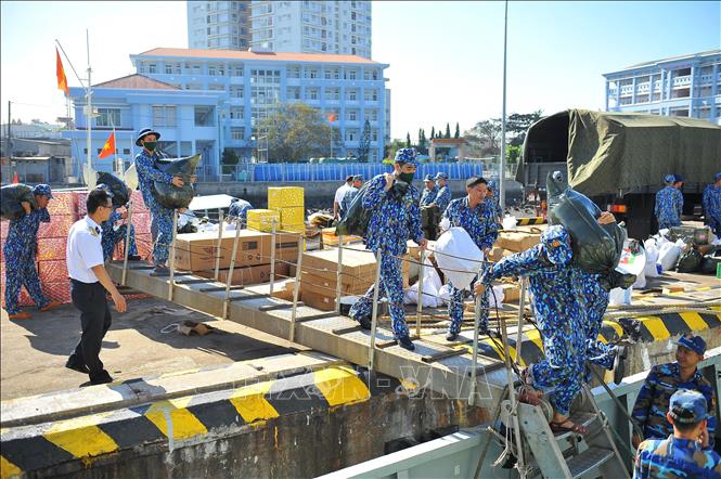 Photo: Soldiers of the High Command of Naval Zone 2 carry gifts and commodities to their ship to bring to soldiers and people doing duty at sea. VNA Photo: Minh Đức