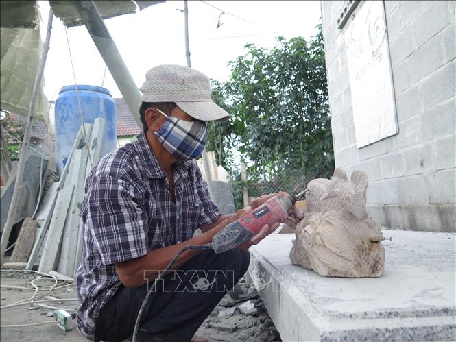 Anh Trần Phương, thôn Phong Phú, phường Ninh Giang, thị xã Ninh Hòa, tỉnh Khánh Hòa thực hiện công đoạn chế tác đá thành các sản phẩm mỹ nghệ có giá trị. Ảnh: Phan Sáu  - TTXVN   