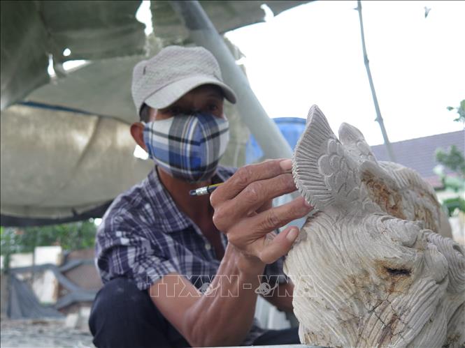 Anh Trần Phương, thôn Phong Phú, phường Ninh Giang, thị xã Ninh Hòa, tỉnh Khánh Hòa thực hiện công đoạn chế tác đá thành các sản phẩm mỹ nghệ có giá trị. Ảnh: Phan Sáu  - TTXVN   