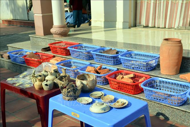 Các mảnh di vật tìm được sau khi thăm dò, thám sát, khai quật khảo cổ chùa Ngũ Đài. Ảnh: Mạnh Tú - TTXVN