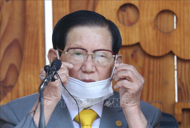 Trong ảnh: (tư liệu) Người sáng lập giáo phái Tân Thiên Địa (Shincheonji) Lee Man-hee tại cuộc họp báo ở Gapyeong, Hàn Quốc, ngày 2/3/2020. Ảnh: AFP/TTXVN