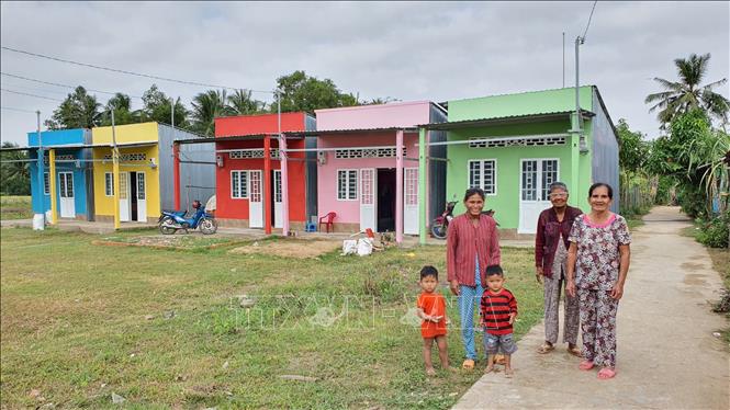 Những nụ cười rạng rỡ của đồng bào Khmer bên những ngôi nhà đầy sắc màu. Ảnh: Chanh Đa-TTXVN
