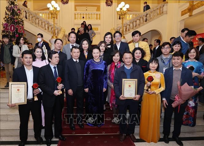 Chủ tịch Quốc hội Nguyễn Thị Kim Ngân với lãnh đạo Thông tấn xã Việt Nam và các tác giả của TTXVN đoạt Giải Búa liềm vàng lần thứ V- năm 2020. Ảnh: Lâm Khánh – TTXVN