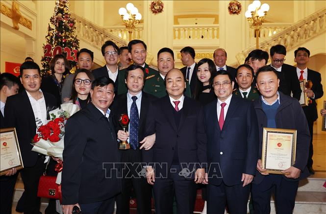 Thủ tướng Nguyễn Xuân Phúc, Trưởng Ban Tổ chức Trung ương Phạm Minh Chính với các tác giả của TTXVN đoạt Giải Búa liềm vàng lần thứ V- năm 2020. Ảnh: Lâm Khánh – TTXVN