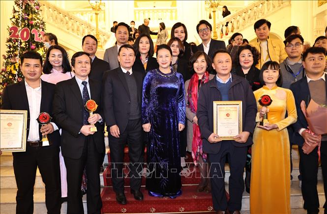 Trong ảnh: Chủ tịch Quốc hội Nguyễn Thị Kim Ngân với lãnh đạo Thông tấn xã Việt Nam và các phóng viên TTXVN đoạt Giải Búa liềm vàng lần thứ V. Ảnh: Trọng Đức - TTXVN