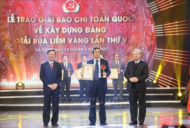 Photo: A-level Prize presented to Vietnam News Agency. VNA Photo