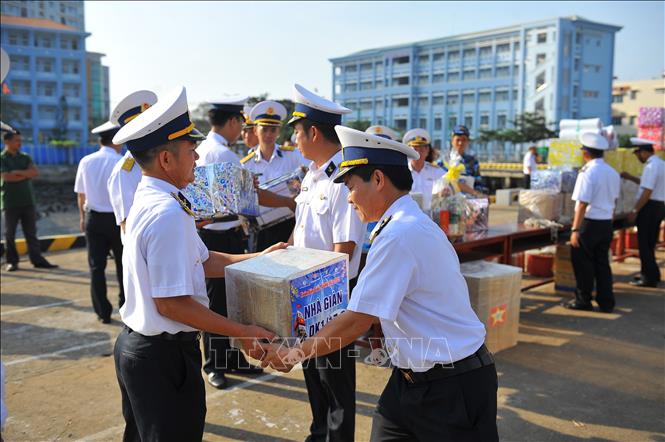 Các chiến sỹ chuyển những món quà cuối cùng trước khi tàu xuất cảng. Ảnh: Minh Đức-TTXVN