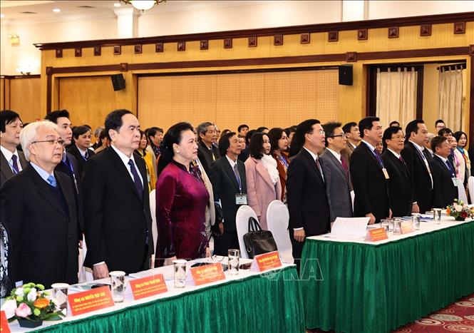 Trong ảnh: Chủ tịch Quốc hội Nguyễn Thị Kim Ngân và các đại biểu dự Đại hội thực hiện nghi thức chào cờ. Ảnh: Trọng Đức - TTXVN