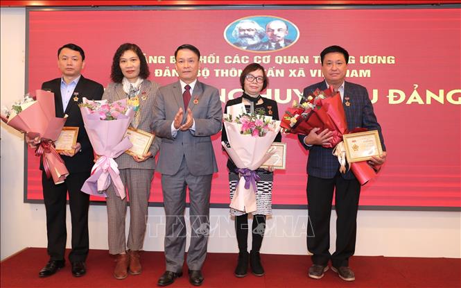 Trong ảnh: Ủy viên Trung ương Đảng, Tổng giám đốc TTXVN Nguyễn Đức Lợi trao Kỷ niệm chương “Vì sự nghiệp Kiểm tra của Đảng” cho các đảng viên thuộc Đảng bộ TTXVN. Ảnh: Hoàng Hiếu - TTXVN