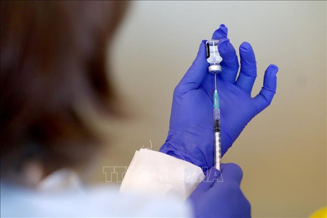 Trong ảnh: Nhân viên y tế tiêm chủng vaccine ngừa COVID-19  cho người dân tại Lisbon, Bồ Đào Nha. Ảnh: THX/TTXVN