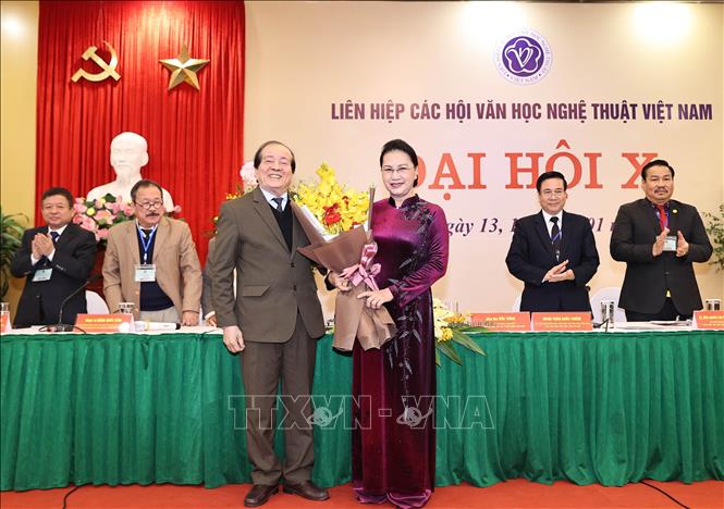 Trong ảnh: Đoàn Chủ tịch Đại hội tặng hoa Chủ tịch Quốc hội Nguyễn Thị Kim Ngân. Ảnh: Trọng Đức - TTXVN