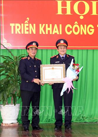 Trong ảnh: Ông Huỳnh Văn Ri (phải), Viện trưởng Viện Kiểm sát Nhân dân thành phố Cần Thơ nhận Bằng khen của Thủ tướng Chính phủ. Ảnh: Ngọc Thiện- TTXVN