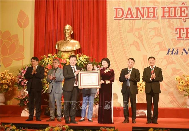 Trong ảnh: Phó Chủ tịch nước Đặng Thị Ngọc Thịnh trao danh hiệu Anh hùng Lao động thời kỳ đổi mới cho Nhà hát Ca múa nhạc Việt Nam. Ảnh: TTXVN phát