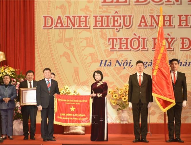 Trong ảnh: Phó Chủ tịch nước Đặng Thị Ngọc Thịnh trao danh hiệu Anh hùng Lao động thời kỳ đổi mới cho Nhà hát Ca múa nhạc Việt Nam. Ảnh: TTXVN phát