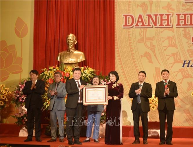 Trong ảnh: Phó Chủ tịch nước Đặng Thị Ngọc Thịnh trao Danh hiệu Anh hùng Lao động thời kỳ đổi mới cho Nhà hát Ca múa nhạc Việt Nam. Ảnh: TTXVN phát
