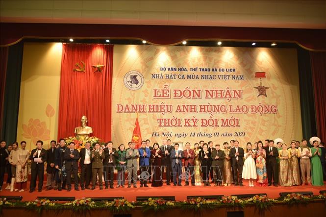 Trong ảnh: Phó Chủ tịch nước Đặng Thị Ngọc Thịnh và các cán bộ Nhà hát Ca múa nhạc Việt Nam. Ảnh; TTXNV phát