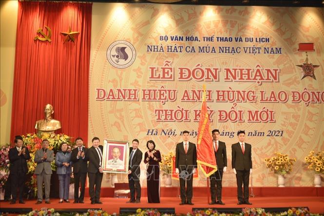 Trong ảnh: Phó Chủ tịch nước Đặng Thị Ngọc Thịnh tặng bức chân dung Chủ tịch Hồ Chí Minh cho Nhà hát Ca múa nhạc Việt Nam. Ảnh; TTXNV phát