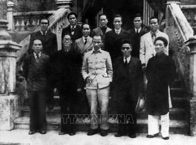 Ngày 3/9/1945, Chính phủ lâm thời đã họp phiên đầu tiên, đặt ra những vấn đề cấp bách, trong đó quyết tâm chiến đấu với “giặc đói”, “giặc dốt”, nhanh chóng tiến hành cuộc Tổng tuyển cử với chế độ phổ thông đầu phiếu để từ đó soạn thảo một bản Hiến pháp cho nước Việt Nam Dân chủ Cộng hòa mới ra đời. Trong ảnh: Chủ tịch Hồ Chí Minh và các thành viên Hội đồng Chính phủ lâm thời nước Việt Nam Dân chủ Cộng hoà ra mắt sau phiên họp đầu tiên, sáng 3/9/1945. Ảnh: TTXVN