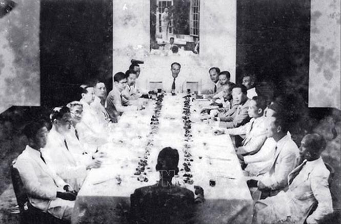 Ngày 3/9/1945, Chính phủ lâm thời đã họp phiên đầu tiên, đặt ra những vấn đề cấp bách, trong đó quyết tâm chiến đấu với “giặc đói”, “giặc dốt”, nhanh chóng tiến hành cuộc Tổng tuyển cử với chế độ phổ thông đầu phiếu để từ đó soạn thảo một bản Hiến pháp cho nước Việt Nam Dân chủ Cộng hòa mới ra đời. Ảnh: TTXVN