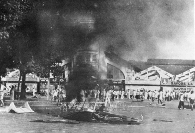 Ngày 6/9/1945, núp bóng quân đội Anh, thực dân Pháp quay lại Sài Gòn và từ đêm 22 rạng 23/9/1945, Pháp nổ súng gây hấn với ta. Nhân dân Sài Gòn mới hít thở không khí độc lập tự do chưa tròn một tháng đã phải đứng lên cầm vũ khí đánh đuổi quân xâm lược. Trong ảnh: Những ngày đầu kháng chiến chống thực dân Pháp ở Sài Gòn, tháng 9/1945. Ảnh: Tư liệu TTXVN