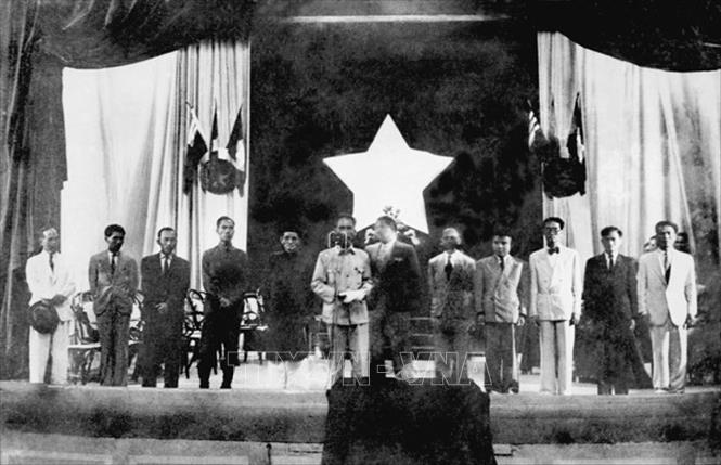Trong những năm 1945 - 1946, Đảng ta, đứng đầu là Chủ tịch Hồ Chí Minh lãnh đạo xây dựng và củng cố vững chắc chính quyền nhân dân, bầu cử Quốc hội nước Việt Nam Dân chủ Cộng hòa; xây dựng và thông qua Hiến pháp dân chủ đầu tiên; chăm lo xây dựng chế độ mới, đời sống mới của nhân dân, chống giặc đói, giặc dốt, giặc ngoại xâm; tổ chức kháng chiến chống thực dân Pháp ở Nam Bộ và Nam Trung Bộ với sự ủng hộ và chi viện của cả nước. Trong ảnh: Chủ tịch Hồ Chí Minh cùng các thành viên của Chính phủ tuyên thệ nhậm chức tại Kỳ họp thứ nhất, Quốc hội khóa I (2/3/1946). Ảnh: Tư liệu/TTXVN