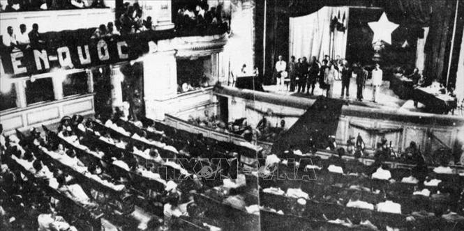 Trong những năm 1945 - 1946, Đảng ta, đứng đầu là Chủ tịch Hồ Chí Minh lãnh đạo xây dựng và củng cố vững chắc chính quyền nhân dân, bầu cử Quốc hội nước Việt Nam Dân chủ Cộng hòa; xây dựng và thông qua Hiến pháp dân chủ đầu tiên; chăm lo xây dựng chế độ mới, đời sống mới của nhân dân, chống giặc đói, giặc dốt, giặc ngoại xâm; tổ chức kháng chiến chống thực dân Pháp ở Nam Bộ và Nam Trung Bộ với sự ủng hộ và chi viện của cả nước. Trong ảnh: Quốc hội khóa I họp tại Nhà hát Lớn (Hà Nội), thảo luận và thông qua Hiến pháp 1946 (2/3/1946). Ảnh: Tư liệu/TTXVN