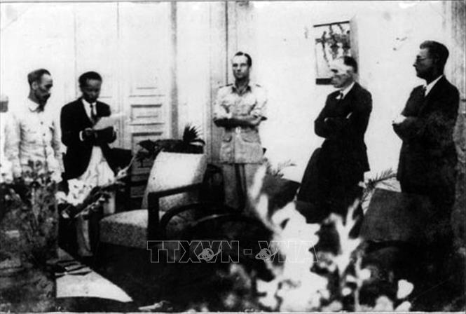Trong ảnh: Ngày 6/3/1946, tại Hà Nội, Chủ tịch Hồ Chí Minh và J. Sainteny - đại diện 2 Chính phủ kí “Hiệp định Sơ bộ”, tạm hoà hoãn với Pháp để gạt quân Tưởng ra khỏi đất nước, tránh đối phó cùng lúc nhiều kẻ thù nguy hiểm. Ảnh: Nguyễn Bá Khoản/TTXVN phát