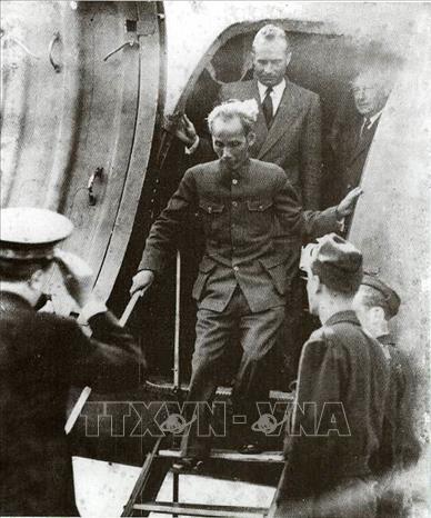 Chuyến thăm Pháp kéo dài hơn 4 tháng (31/5 – 20/10/1946) của Bác Hồ với tư cách là nguyên thủ quốc gia của nước Việt Nam Dân chủ cộng hòa là một trong những hoạt động đối ngoại quan trọng nhất của Chính phủ Việt Nam trong những năm 1945 - 1946 để cứu vãn nền hòa bình trong khi thực dân Pháp đang quyết tâm xâm lược Việt Nam một lần nữa. Ảnh: Tư liệu/TTXVN phát 
