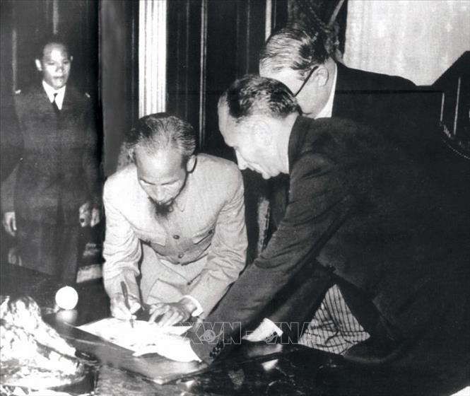 Trong ảnh: Ngày 14/9/1946, tại Paris, Chủ tịch Hồ Chí Minh ký với Pháp bản Tạm ước, tiếp tục nhượng bộ một số quyền lợi kinh tế, văn hóa ở Việt Nam để có thời gian xây dựng và củng cố lực lượng, tạo thêm thời gian hòa hoãn quý báu cho chính quyền cách mạng non trẻ chuẩn bị lực lượng bước vào cuộc kháng chiến trường kỳ. Ảnh: Tư liệu/TTXVN phát
