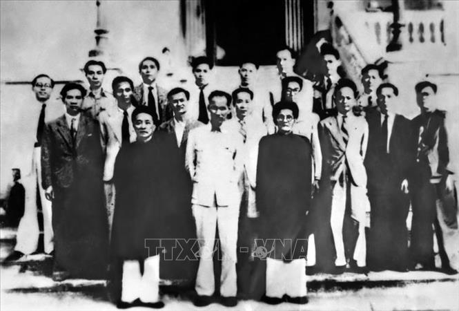 Ngày 6/1/1946, công dân Việt Nam từ 18 tuổi trở lên trên khắp cả nước đã đi bầu cử đại biểu Quốc hội lần đầu tiên, đánh dấu sự khai sinh Quốc hội nước Việt Nam Dân chủ Cộng hoà. Trong ảnh: Chủ tịch Hồ Chí Minh cùng các thành viên Chính phủ nước Việt Nam Dân chủ Cộng hoà do Quốc hội khoá I, kỳ họp thứ II bầu ra (3 – 9/11/1946). Ảnh: Tư liệu TTXVN