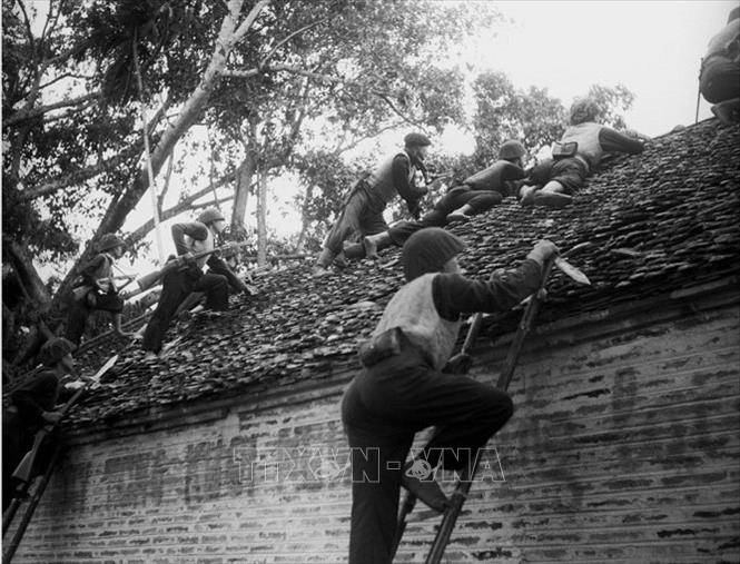 Tháng 12/1946, trước dã tâm xâm lược nước ta một lần nữa của thực dân Pháp, Đảng và Chủ tịch Hồ Chí Minh đã phát động toàn quốc kháng chiến, kêu gọi toàn dân tộc Việt Nam nhất tề đứng lên kháng chiến với quyết tâm “Quyết tử cho Tổ quốc quyết sinh”, “thà hi sinh tất cả chứ nhất định không chịu mất nước, nhất định không chịu làm nô lệ”. Trong ảnh: Các chiến sỹ Vệ Quốc đoàn chiến đấu kiên cường, bảo vệ từng ngôi nhà, tấc đất của Thủ đô trong những ngày đầu Toàn quốc kháng chiến, tháng 12/1946. Ảnh: Tư liệu TTXVN