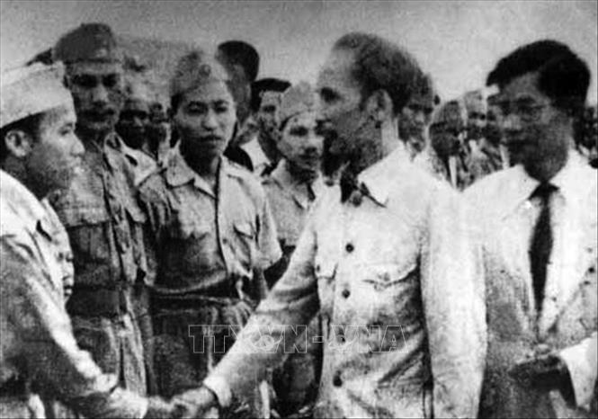 Trong ảnh: Chủ tịch Hồ Chí Minh đến thăm một đơn vị “quyết tử” của Hà Nội đầu năm 1947. Ảnh: Tư liệu/TTXVN phát