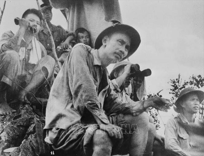 Chiến dịch Biên giới (16/9 – 17/10/1950) là chiến dịch đầu tiên mà bộ đội Việt Minh chủ động tấn công quân Pháp, làm thay đổi cục diện chiến trường: bắt đầu giành quyền chủ động chiến lược trên chiến trường chính Bắc Bộ. Chiến dịch này có ý nghĩa bản lề quan trọng, là bước ngoặt của cuộc chiến tranh. Trong ảnh: Chủ tịch Hồ Chí Minh theo dõi chặt chẽ diễn biến trận đánh các cứ điểm địch ở Đông Khê, mở màn Chiến dịch Biên giới (16/9/1950). Ảnh: Tư liệu/TTXVN phát