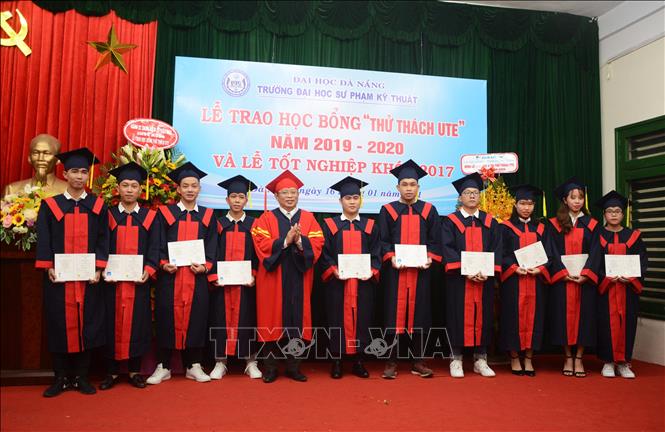 Trong ảnh: Lãnh đạo trường Đại học Sư phạm Kỹ thuật - Đại học Đà Nẵng trao bằng tốt nghiệp cho sinh viên. Ảnh: Văn Dũng - TTXVN