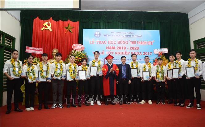 Trong ảnh: Lãnh đạo trường Đại học Sư phạm Kỹ thuật - Đại học Đà Nẵng trao học bổng 