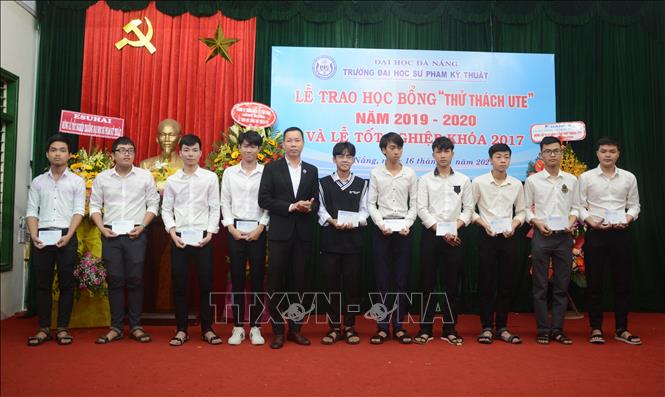 Trong ảnh: Doanh nghiệp trao học bổng 