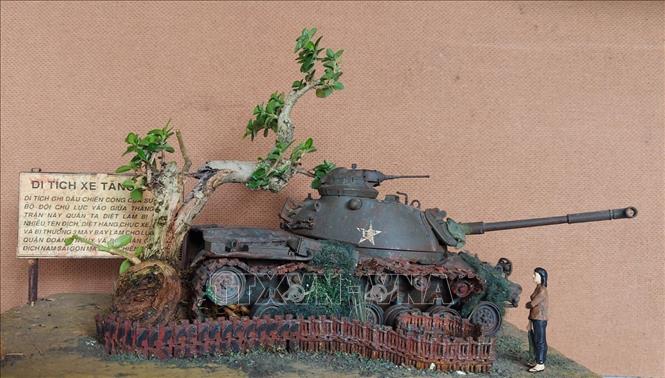 Trong ảnh: Tác phẩm: cây bị trúng đạn B40 vẫn sống, xe tăng Mỹ thì đã thành phế tích. Ảnh: Thanh Vân- TTXVN