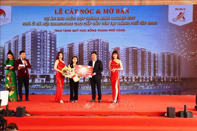 Trong ảnh; Nhà đầu tư dự án nhà ở xã hội Golden City trao học bổng cho học sinh nghèo. Ảnh: Thanh Tân - TTXVN