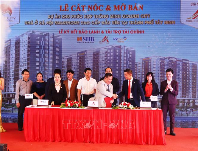 Trong ảnh: Nhà đầu tư dự án nhà ở xã hội Golden City, tại phường 2, TP. Tây Ninh ký kết với các ngân hàng hỗ trợ vốn cho người dân mua nhà khi có nhu cầu. Ảnh: Thanh Tân - TTXVN