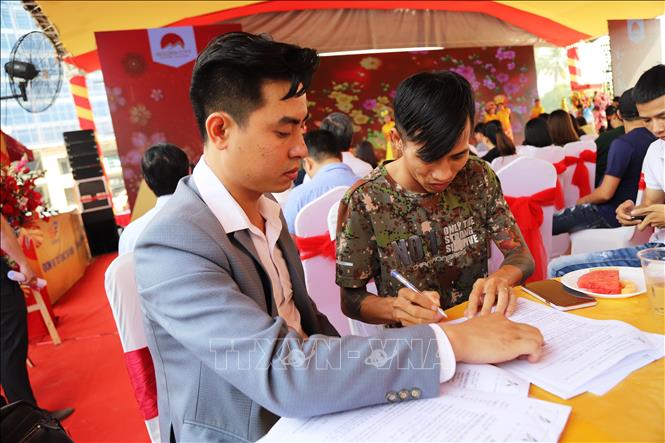 Trong ảnh: Người dân đăng ký đặt cọc mua nhà ở xã hội tại Golden City, tại phường 2, TP. Tây Ninh. Ảnh: Thanh Tân - TTXVN