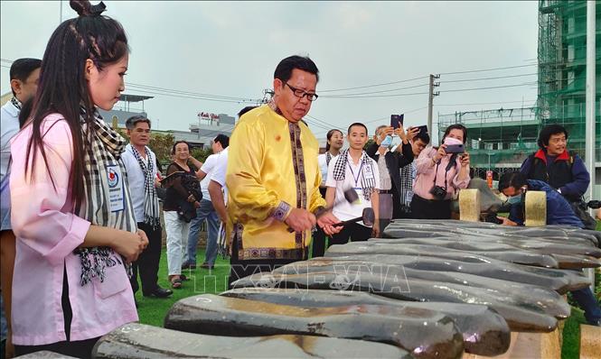 Trong ảnh: Nghệ nhân Trương Đình Chiếu trình diễn đàn đá tại công viên Bến Tre. Ảnh: Trần Thị Thu Hiền - TTXVN
