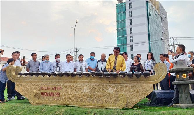 Trong ảnh: Công trình đàn đá gồm 13 chiếc được đặt tại công viên Bến Tre, phường An Hội.Ảnh: Trần Thị Thu Hiền - TTXVN