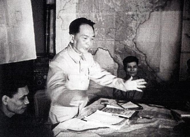 Trong ảnh: 17h30 phút ngày 13/3/1954, Đại tướng, Tổng Tư lệnh Võ Nguyên Giáp ra lệnh nổ súng tấn công Tập đoàn cứ điểm Điện Biên Phủ. Ảnh: Tư liệu TTXVN